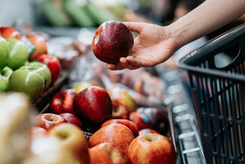 miralax-hand-holding-apple-fiber101-mobile-800x537